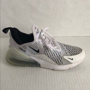 NIKE Air Max 270 Women’s Running Shoe Size 8.5. White and black